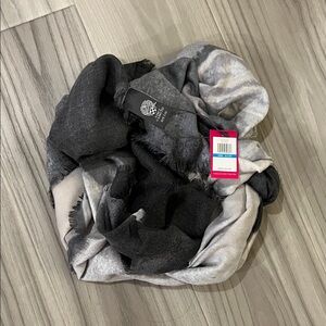 Vince Camuto NWT Black and Gray Scarf